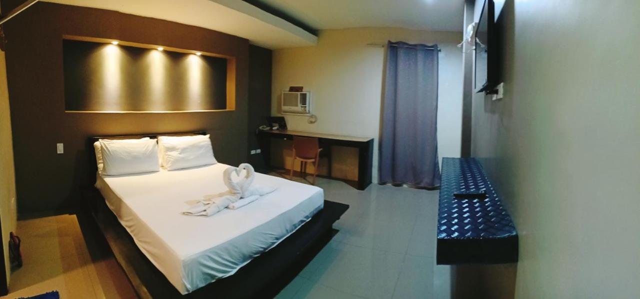 Westgate Hotel Laoag Eksteriør billede