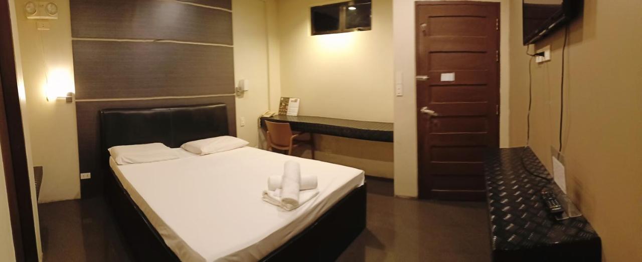 Westgate Hotel Laoag Eksteriør billede