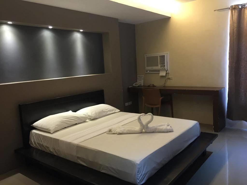 Westgate Hotel Laoag Eksteriør billede