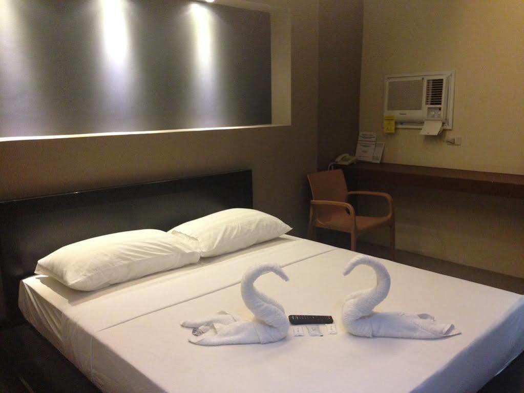 Westgate Hotel Laoag Eksteriør billede