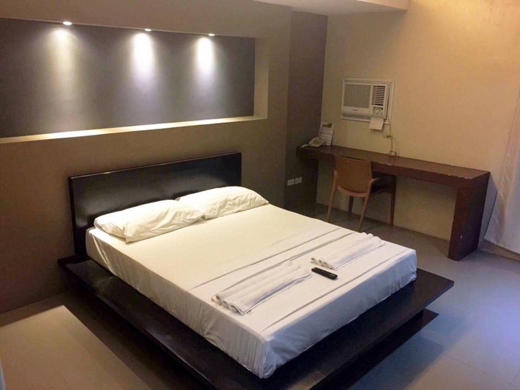 Westgate Hotel Laoag Eksteriør billede