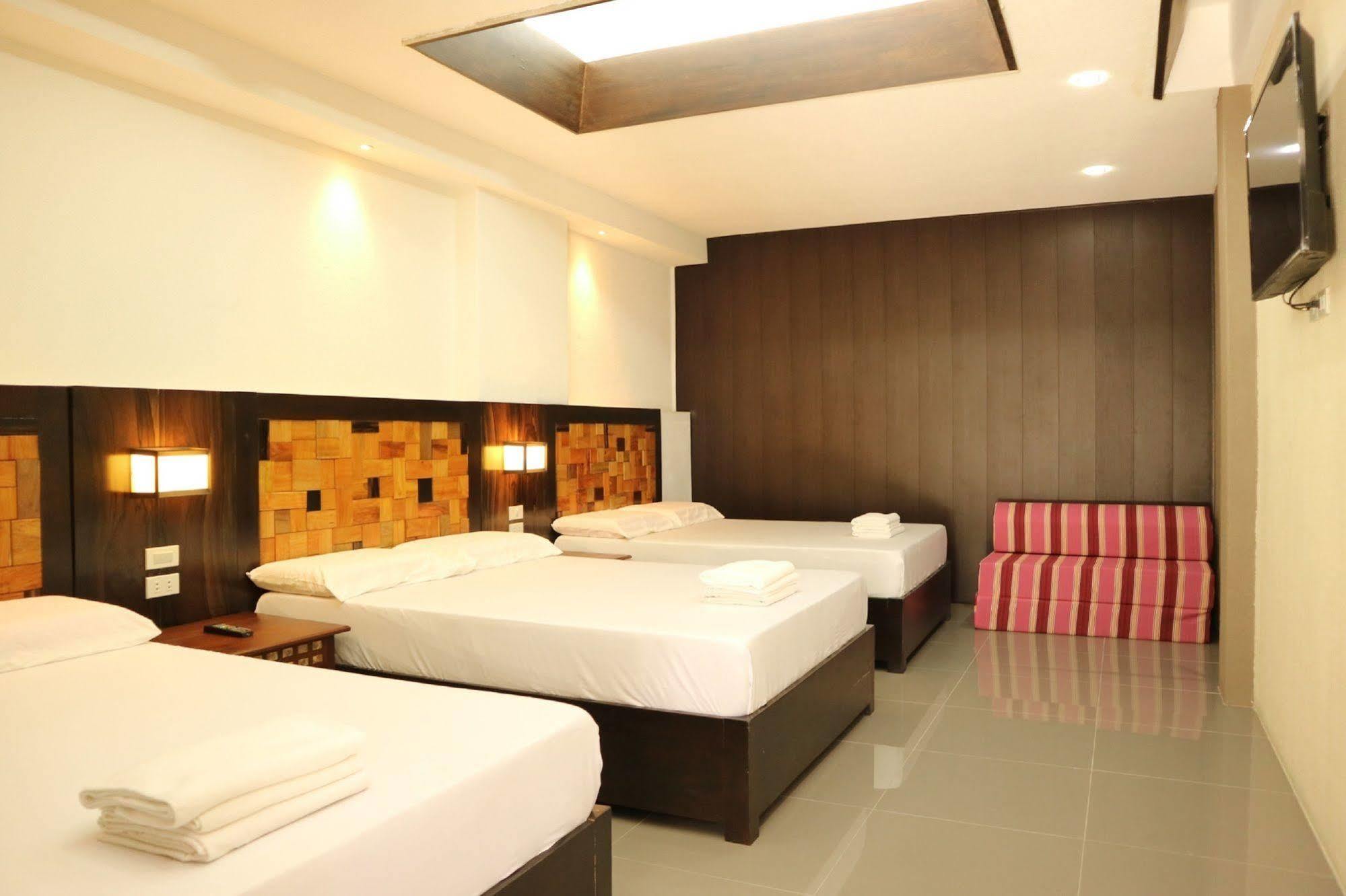 Westgate Hotel Laoag Eksteriør billede
