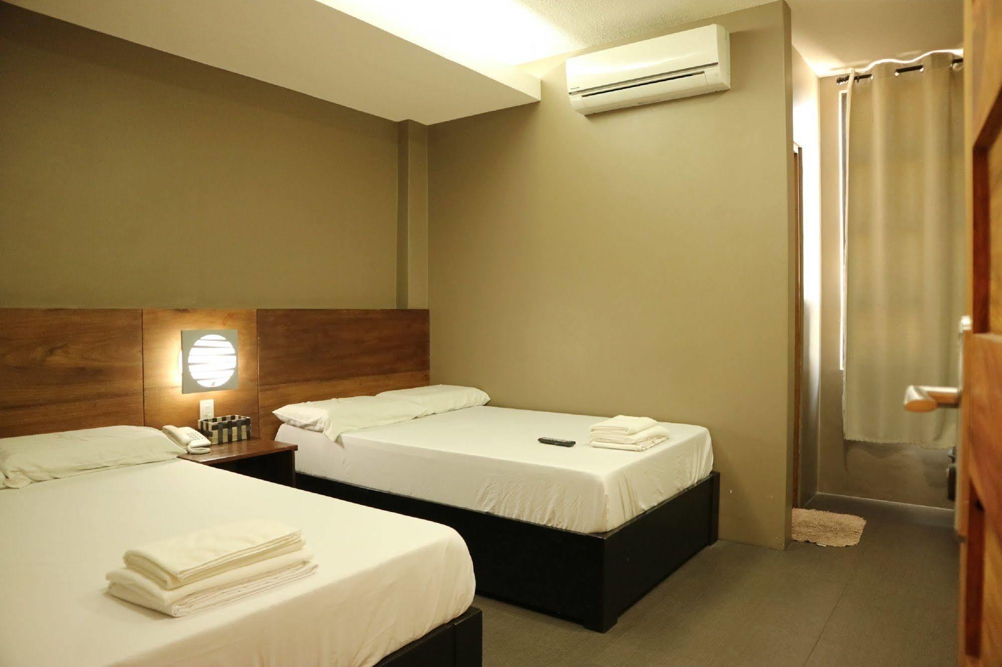 Westgate Hotel Laoag Eksteriør billede