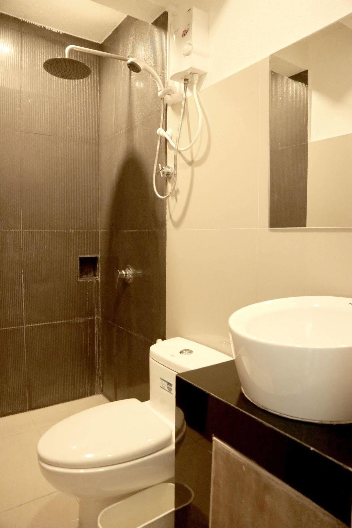 Westgate Hotel Laoag Eksteriør billede