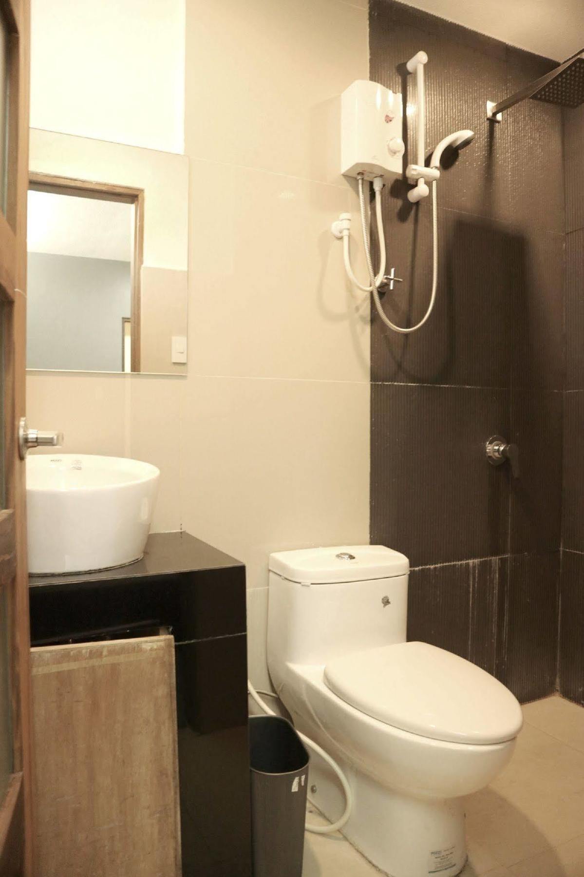 Westgate Hotel Laoag Eksteriør billede