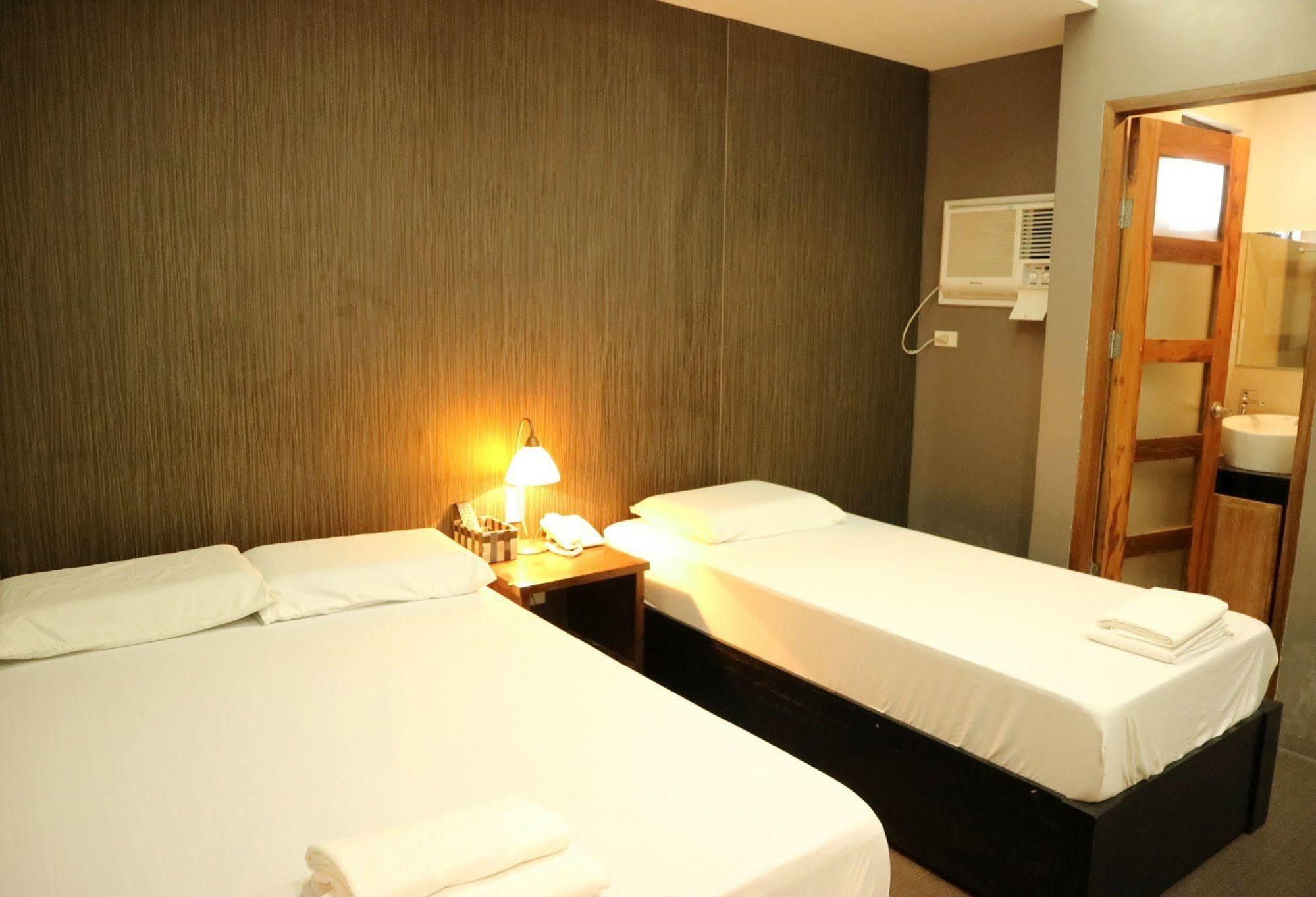 Westgate Hotel Laoag Eksteriør billede