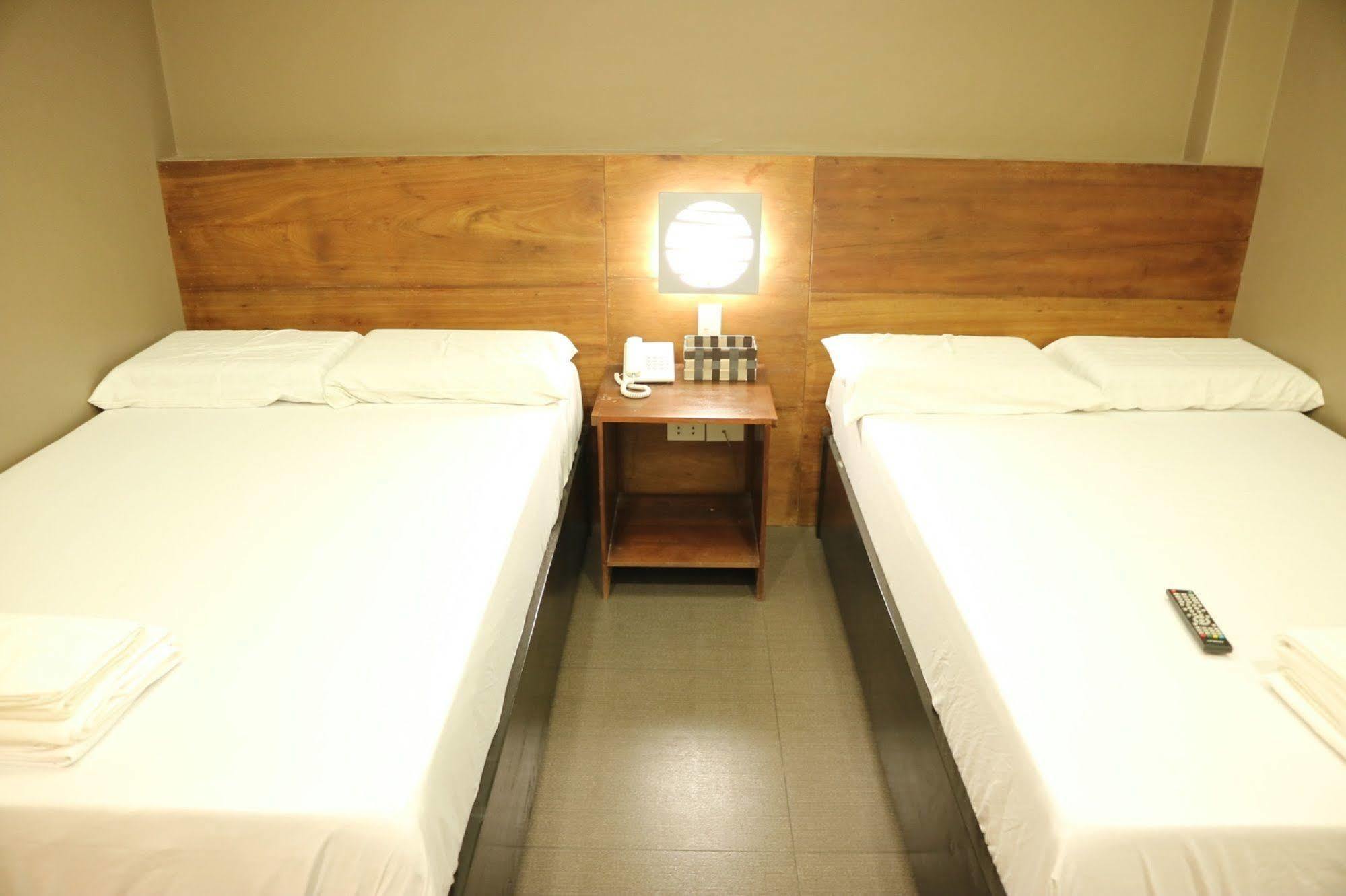 Westgate Hotel Laoag Eksteriør billede