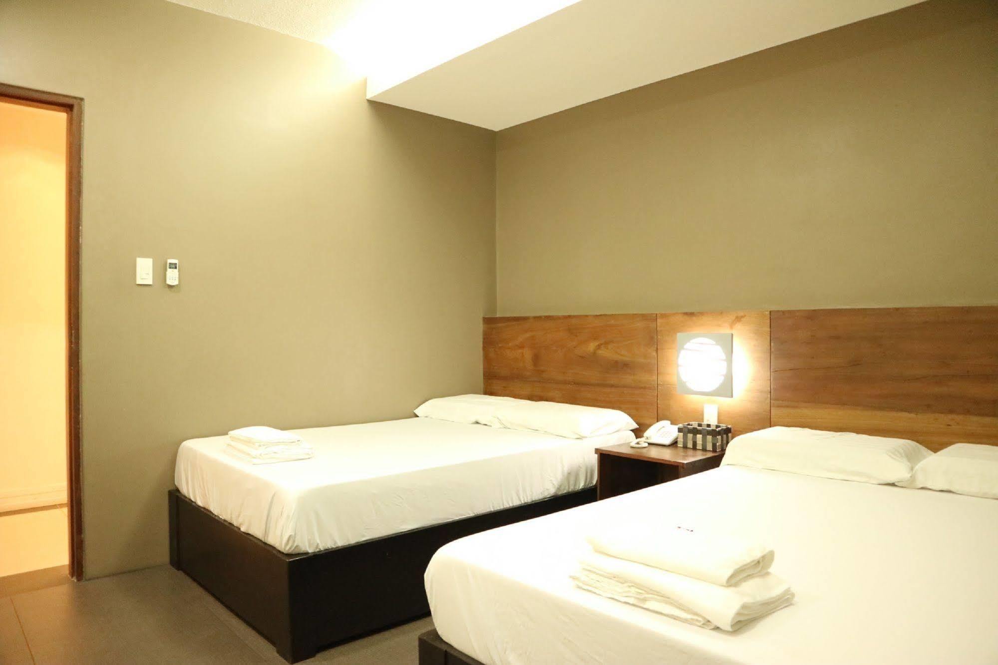 Westgate Hotel Laoag Eksteriør billede