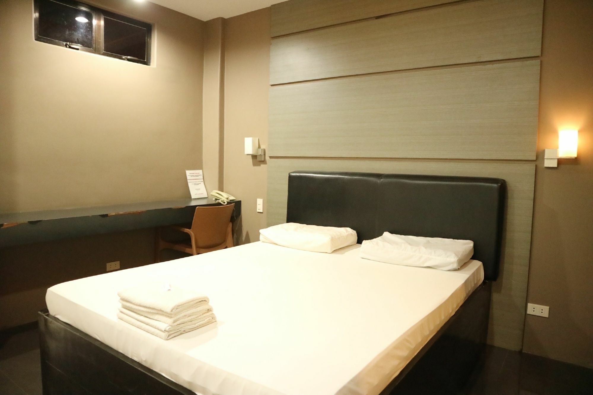 Westgate Hotel Laoag Eksteriør billede