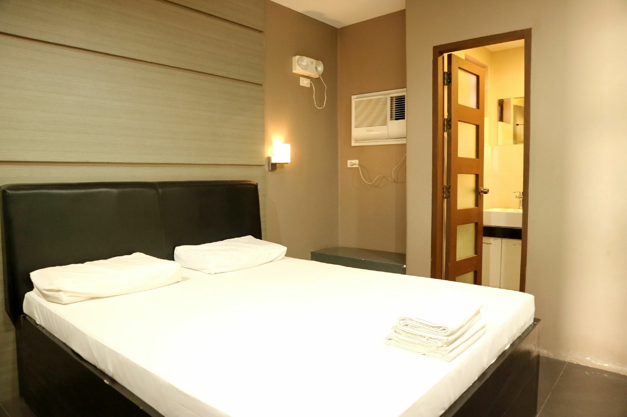 Westgate Hotel Laoag Eksteriør billede