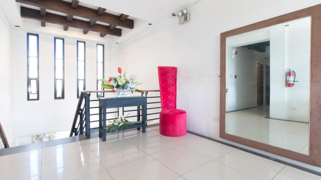 Westgate Hotel Laoag Eksteriør billede